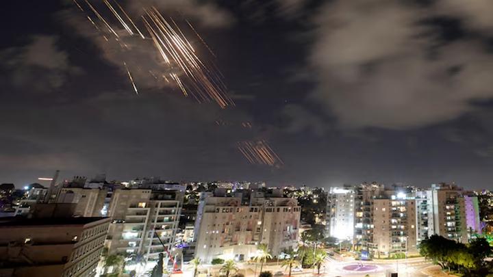Iran Menggila! Serangan Balik Malam Hari Guncang Israel, Sirene Meraung-raung
